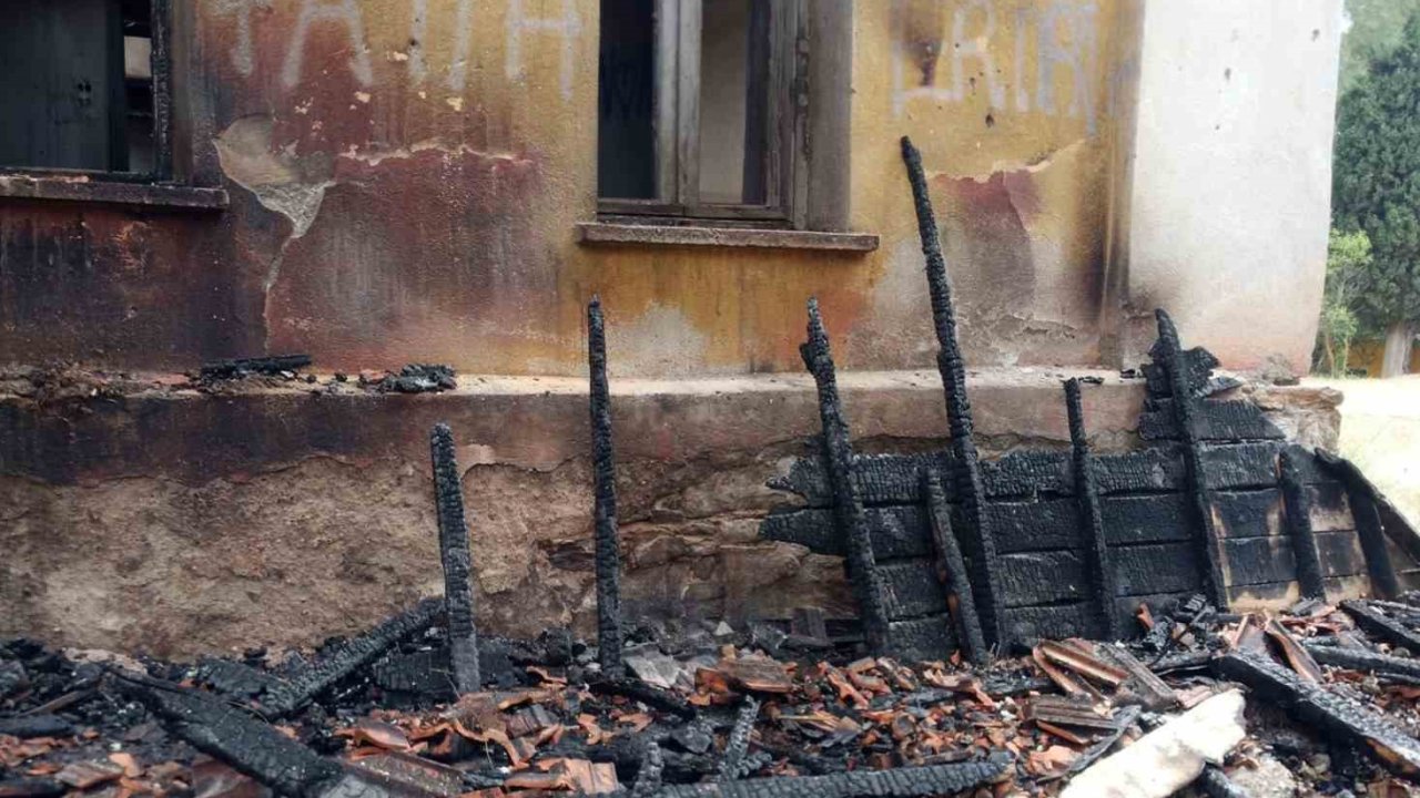 Cumhuriyetin ilk eğitim yuvalarından birisinin kül olması üzüntüye neden oldu