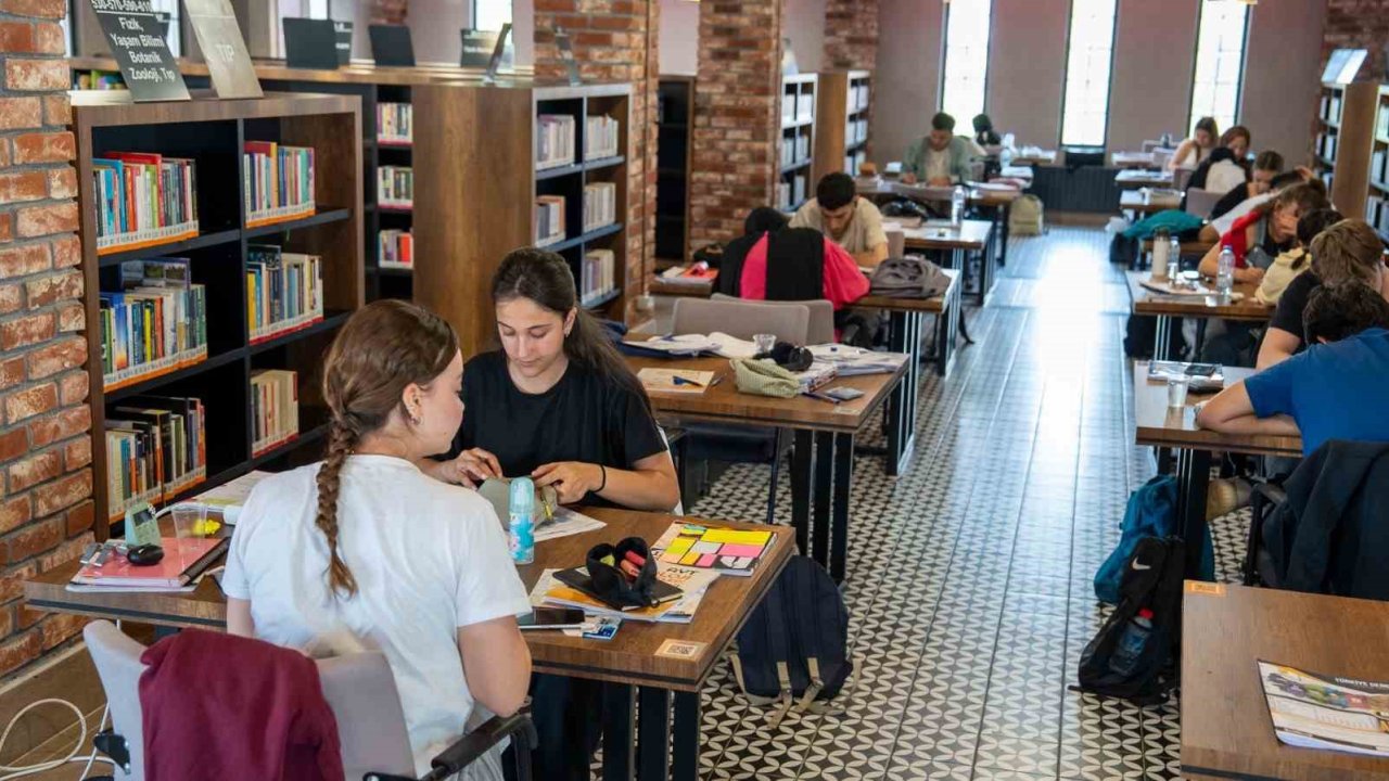 Kitaphane’de sınav yoğunluğu