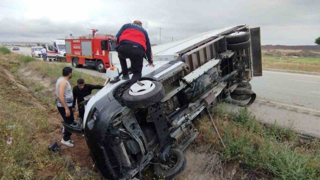 Çorum’da devrilen kamyonetin sürücüsü yaralandı