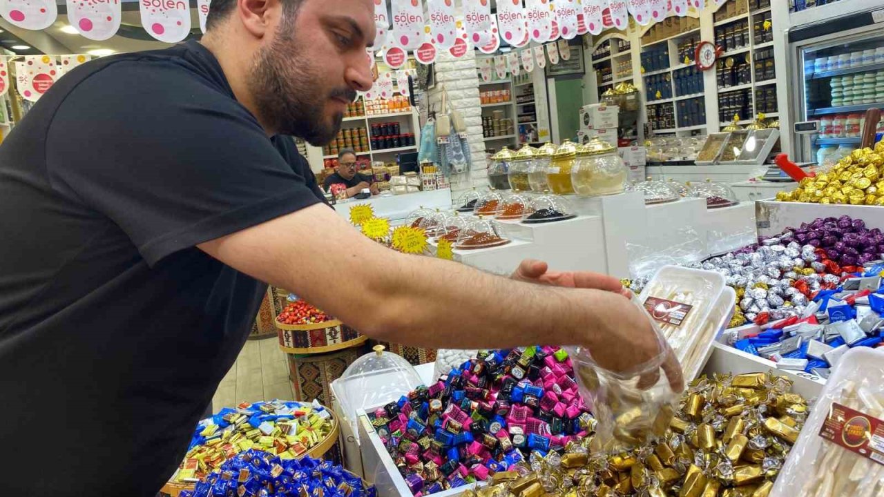 Elazığ’da bayram öncesi şekerler tezgahlardaki yerini aldı