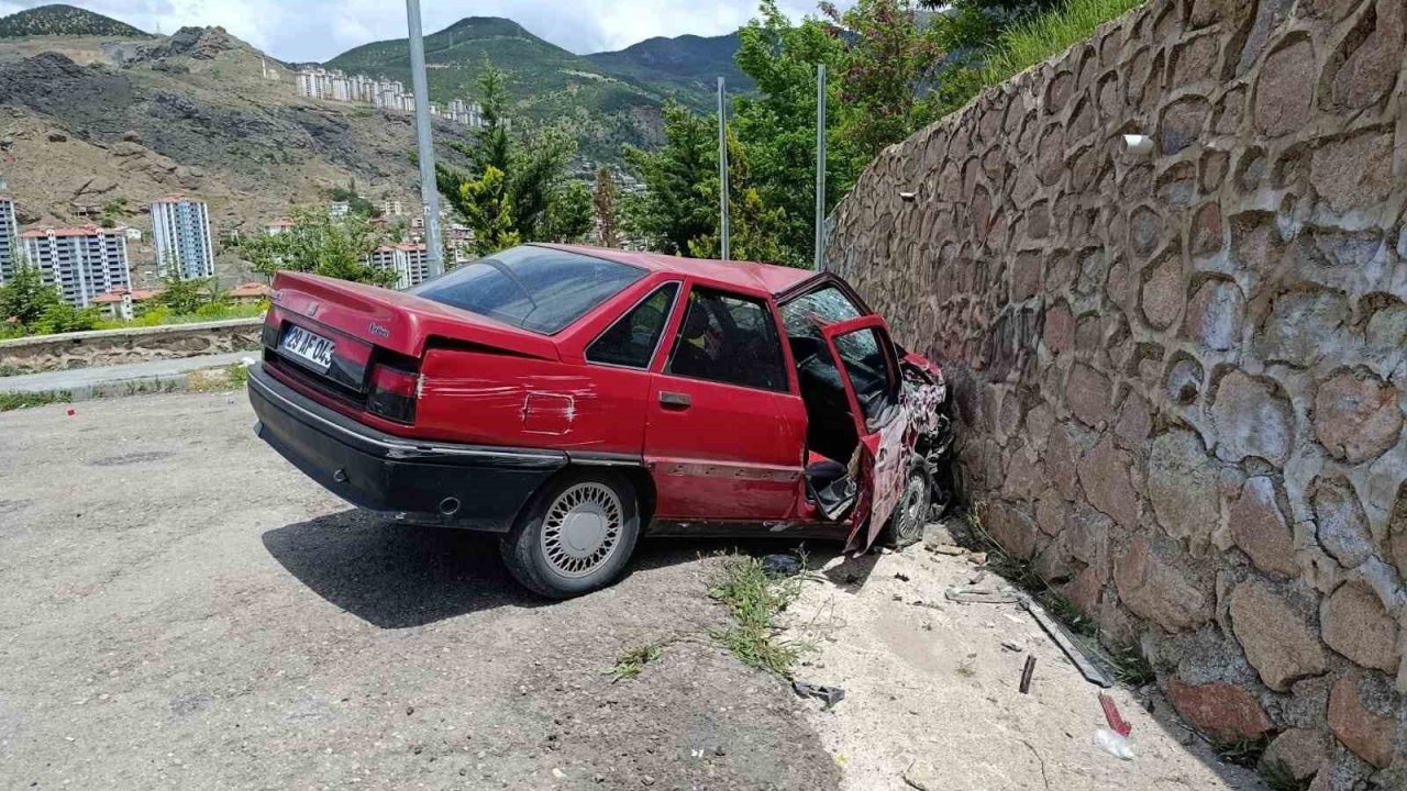 Gümüşhane’de otomobil duvara çarptı: 2 yaralı
