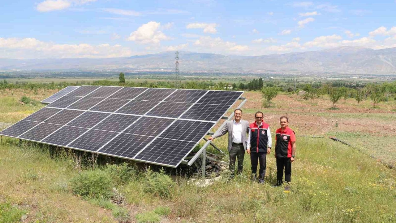 Kurduğu modern meyve bahçesinde teknolojinin imkanlarını kullanıyor