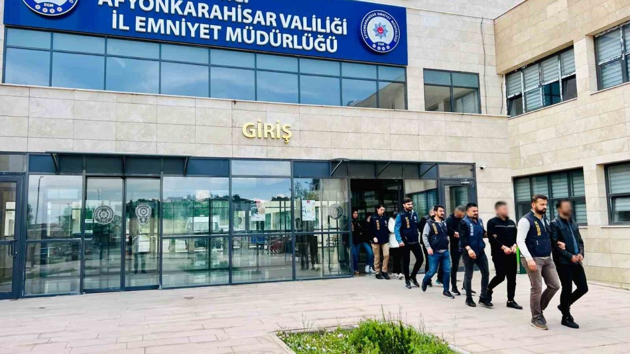 Dolandırıcılara yönelik operasyonda 12 kişi tutuklandı