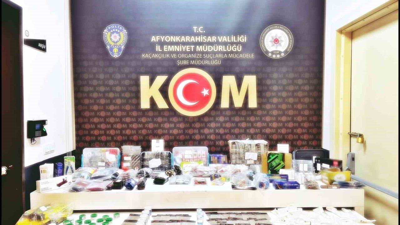 Polis binlerce kaçak cep telefonu aksesuarı ele geçirdi
