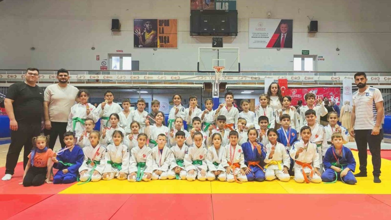 Yunusemreli minik judocular madalyaya doymuyor