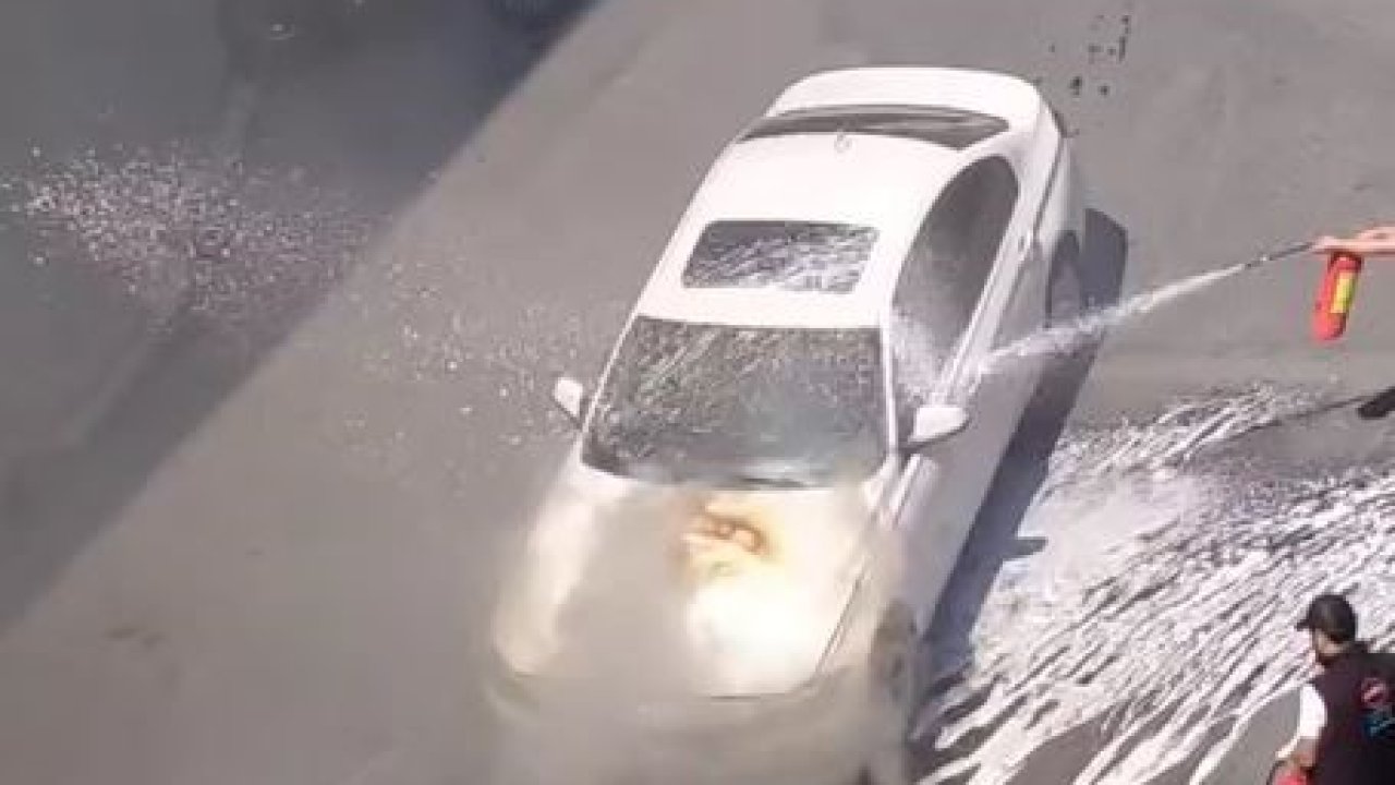 Küçükçekmece’de seyir halindeki araç aniden yanmaya başladı