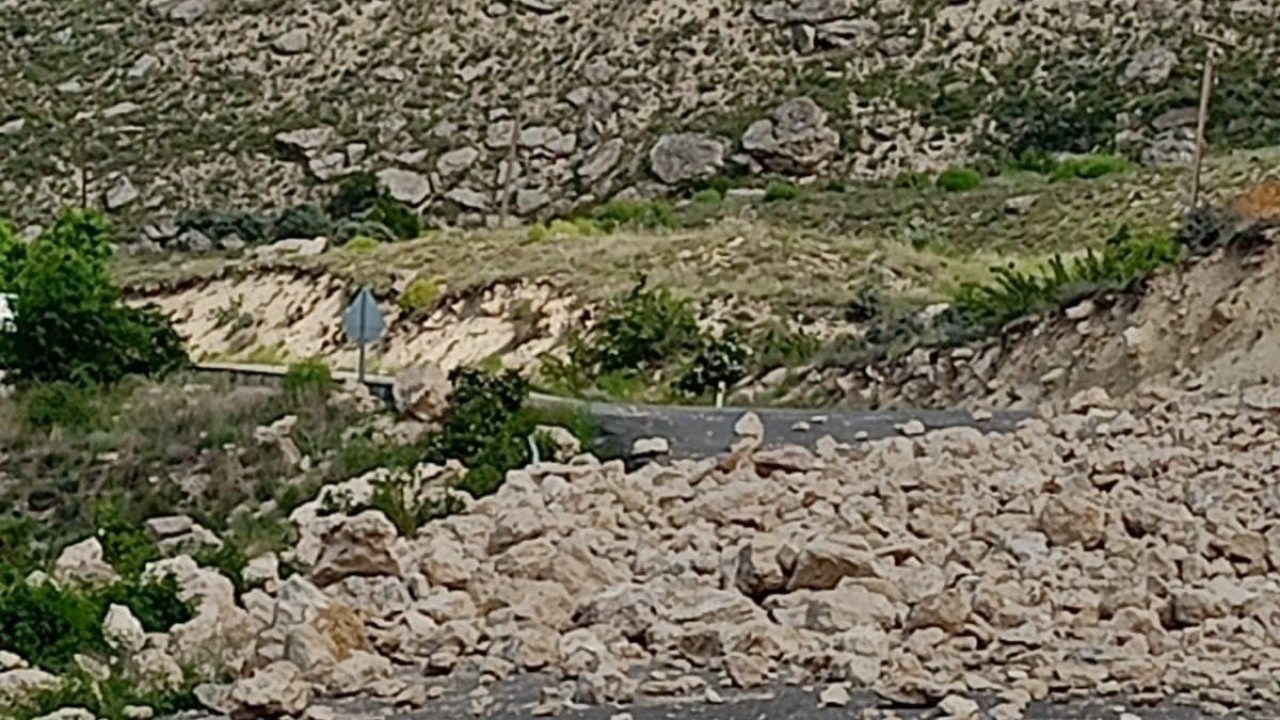 Darende’de heyelan riski nedeniyle yol ulaşıma kapatıldı