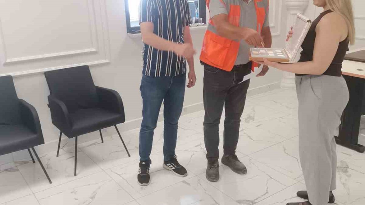 Vergi borcunu ödemeye gelen mükelleflere çikolatalı karşılama