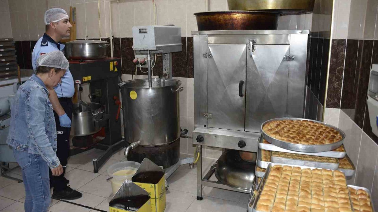 Karacabey Zabıtası’ndan gıda güvenliği için bayram mesaisi