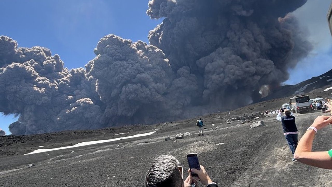 Etna Yanardağ’ında turistlerin olduğu sırada patlama yaşandı