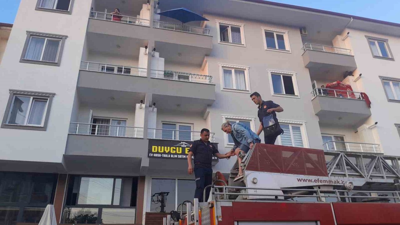 Muğla’da ev yangını: 1 kişi balkondan kurtarıldı
