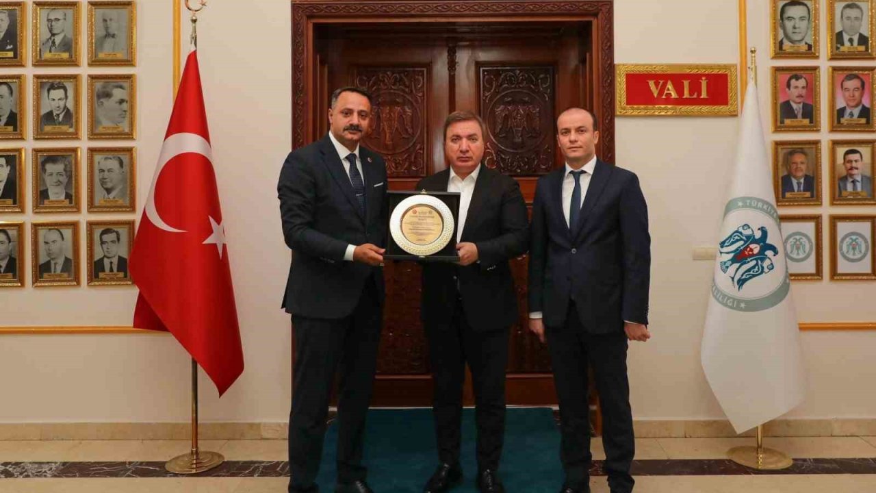 Vali Aydoğdu’ya "Fahri Hemşehrilik Beratı" verildi