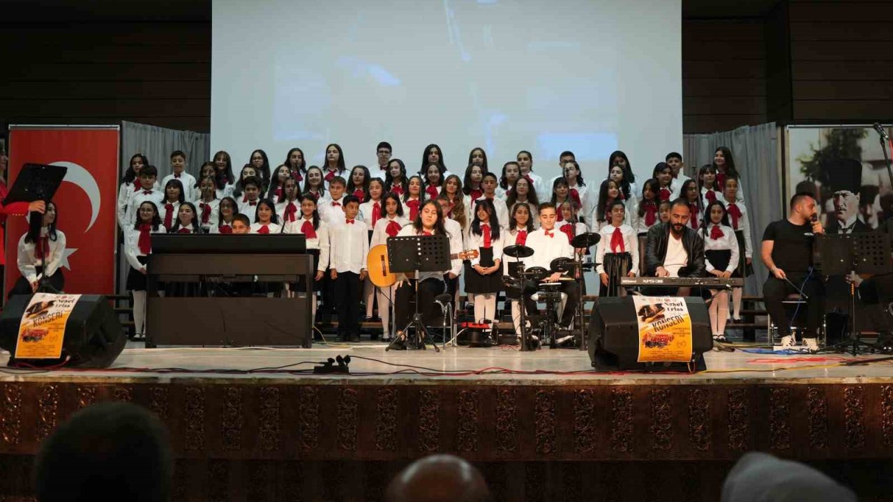 Ortaokul öğrencilerinden oluşan koro Neşet Ertaş türkülerini seslendirdi