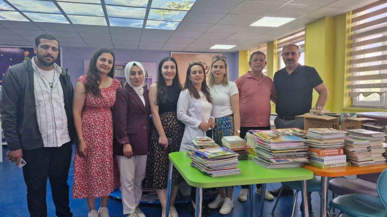 Kars’ta üniversite öğrencilerinden ilkokul öğrencilerine kitap desteği