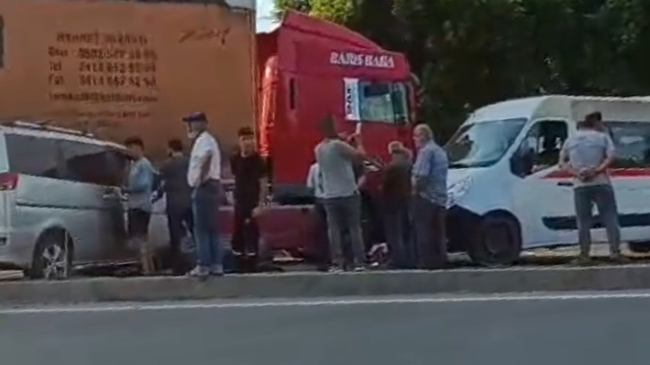 Mersin’de 3 aracın karıştığı kazada 2 kişi yaralandı