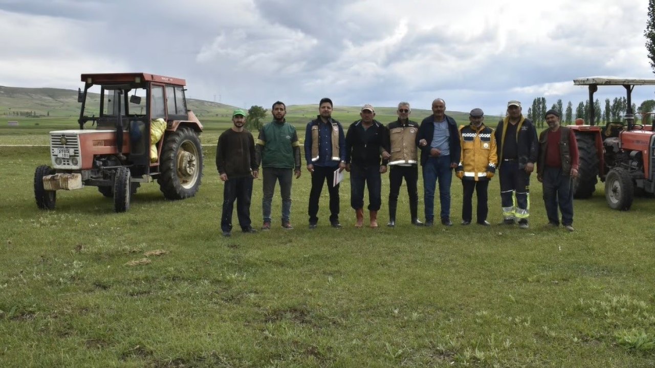 Bayburt’ta 185 dekar mera alanında gübreleme çalışması yapıldı