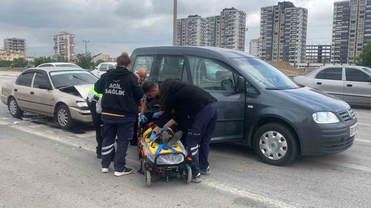 Karaman’da ışıkta bekleyen hafif ticari araca otomobil arkadan çarptı: 1 yaralı