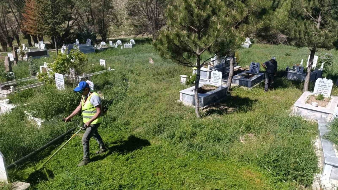 İl Özel İdaresi ekipleri mezarlıklarda bayram temizliği başlattı