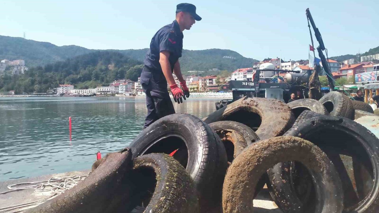 Amasra’da dalgıçlar limandaki çöpleri temizledi