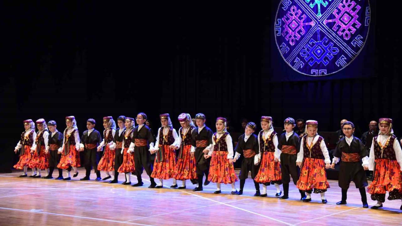 Anadolu Üniversitesinden Çocuk Halk Dansları Topluluğu gösterisi