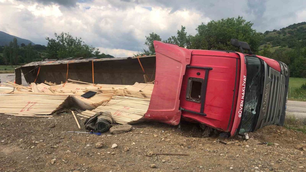 Amasya’da kereste yüklü tır devrildi: 2 yaralı