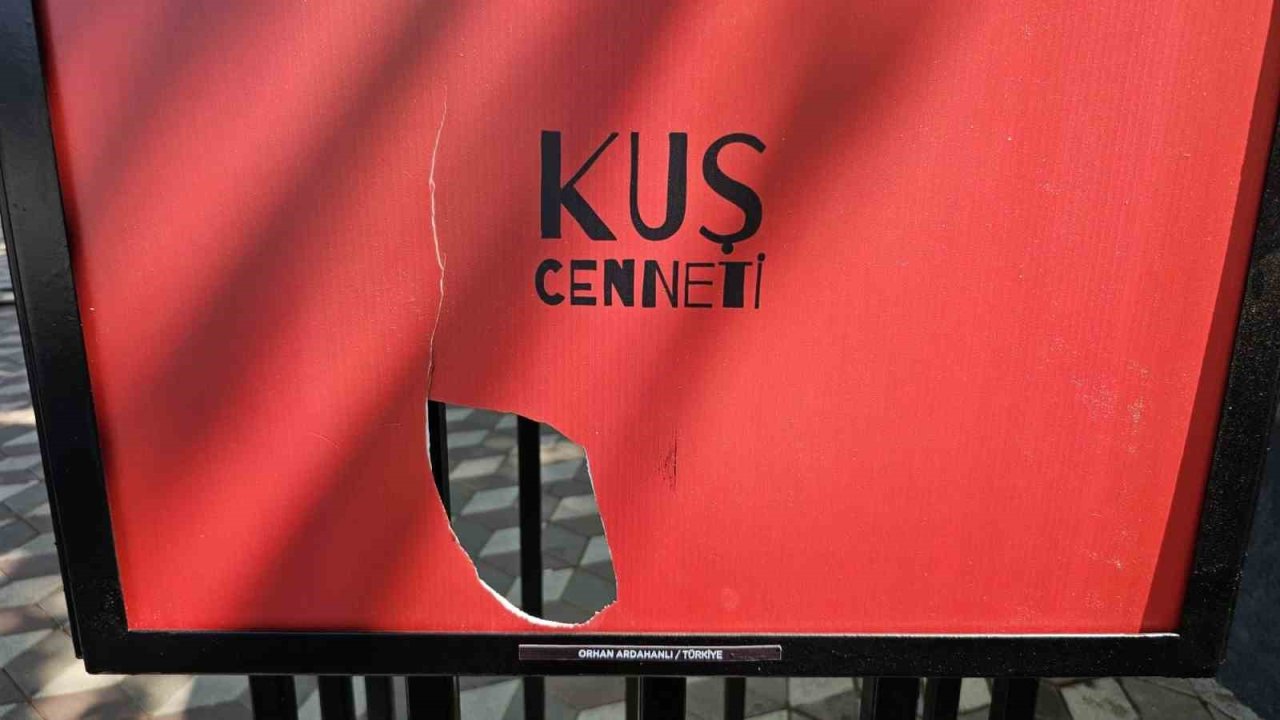 Bandırma’da afişler tahrip edildi