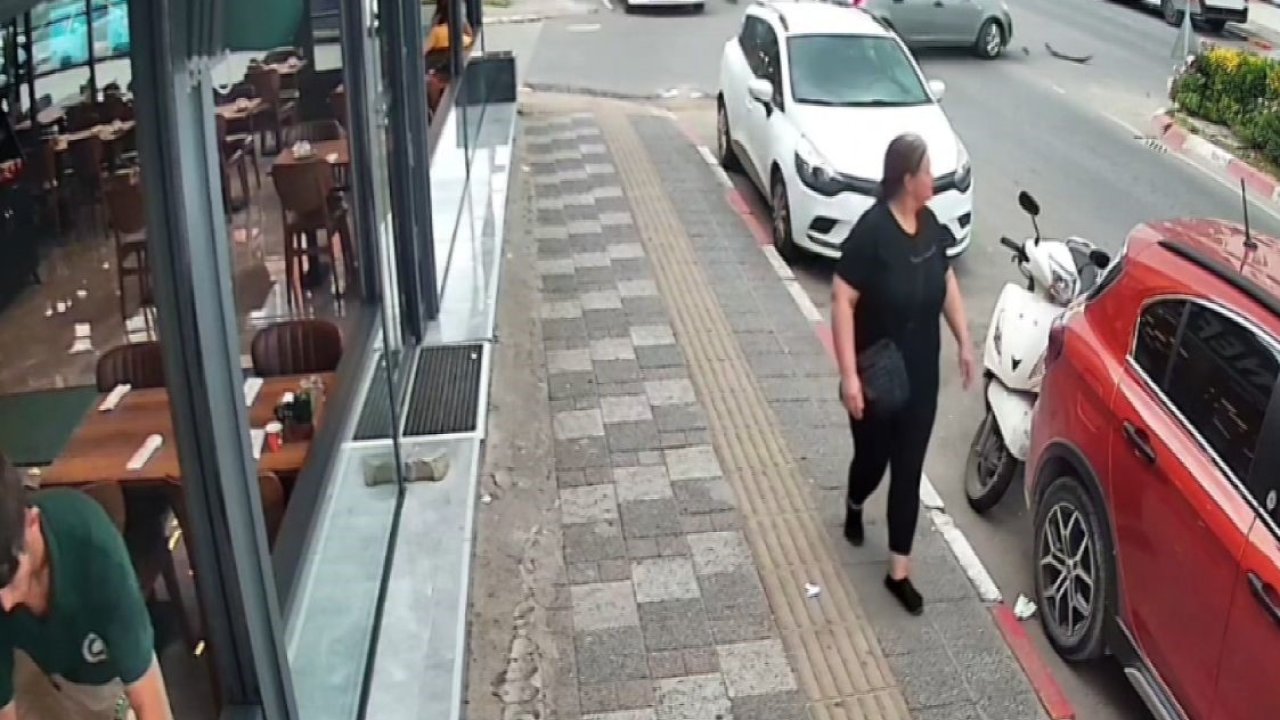 Otomobil ile motosikletin çarpıştığı kaza kamerada