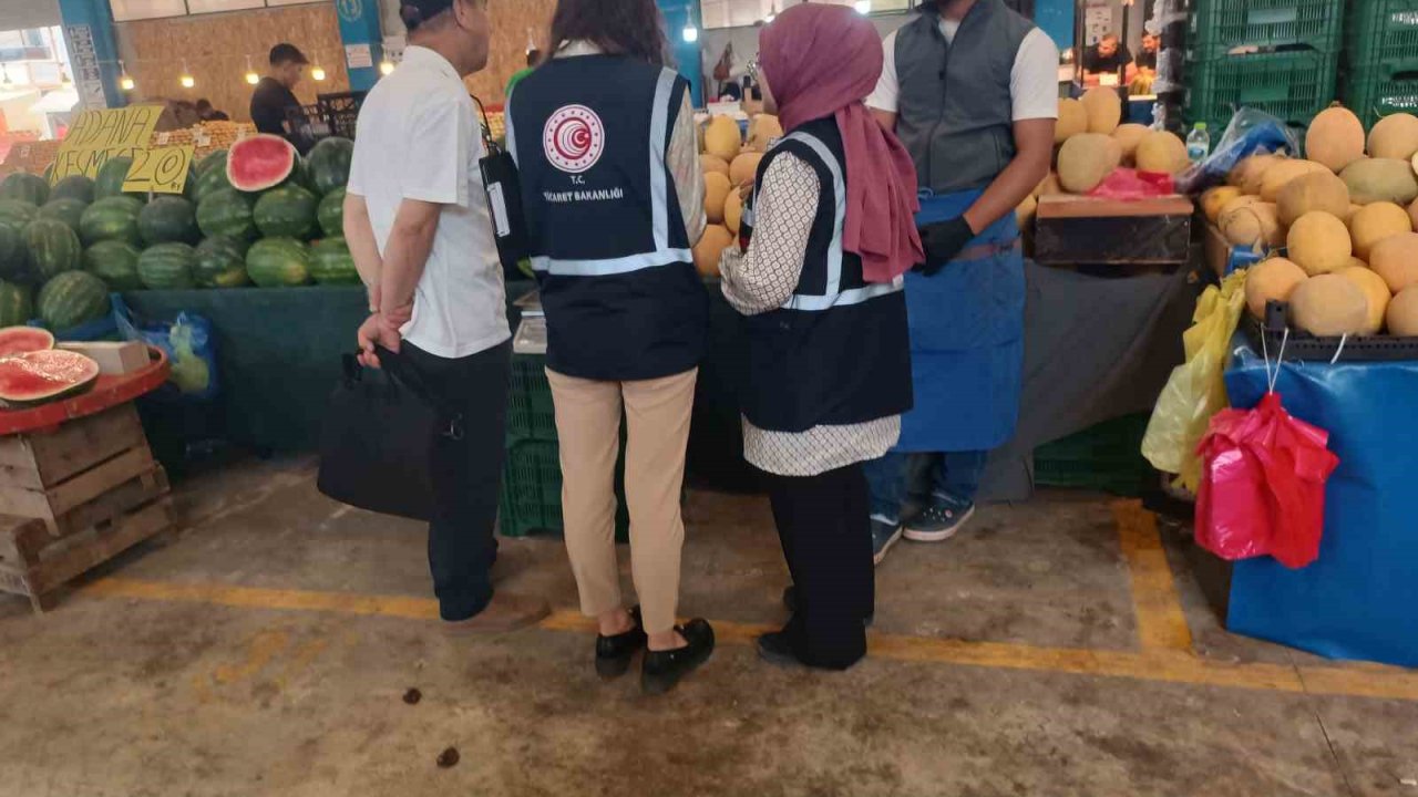 Pazar yerinde ürünlerin künye ve faturaları incelendi