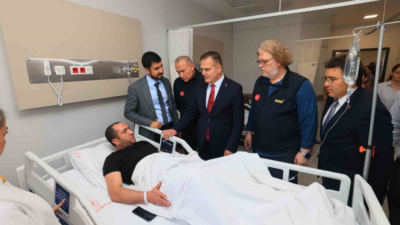 Muğla Valisi Akbıyık, depremde yaralanan vatandaşları hastanede ziyaret etti