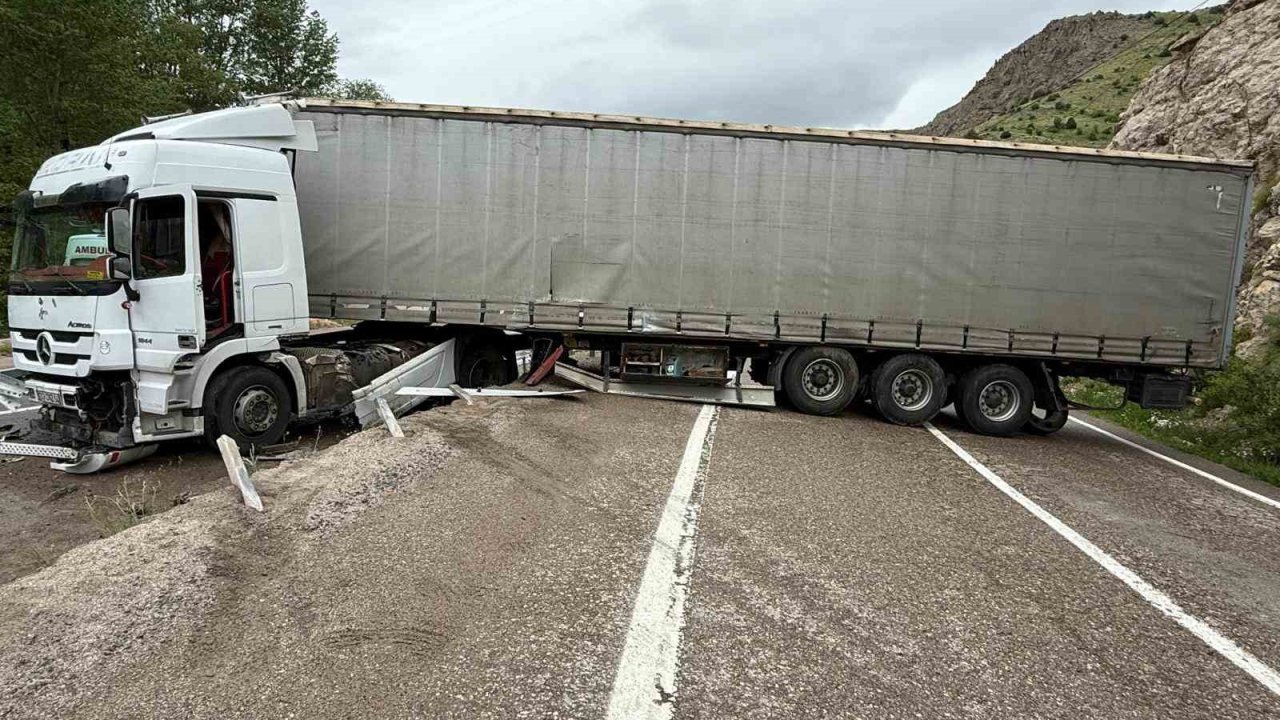 Gümüşhane-Bayburt karayolunda tır kazası sonucu ulaşım tek şeritten kapandı