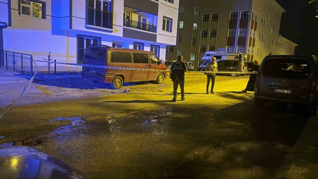 Annesiyle boşanma aşamasındaki babasını sokak ortasıda bıçakladı