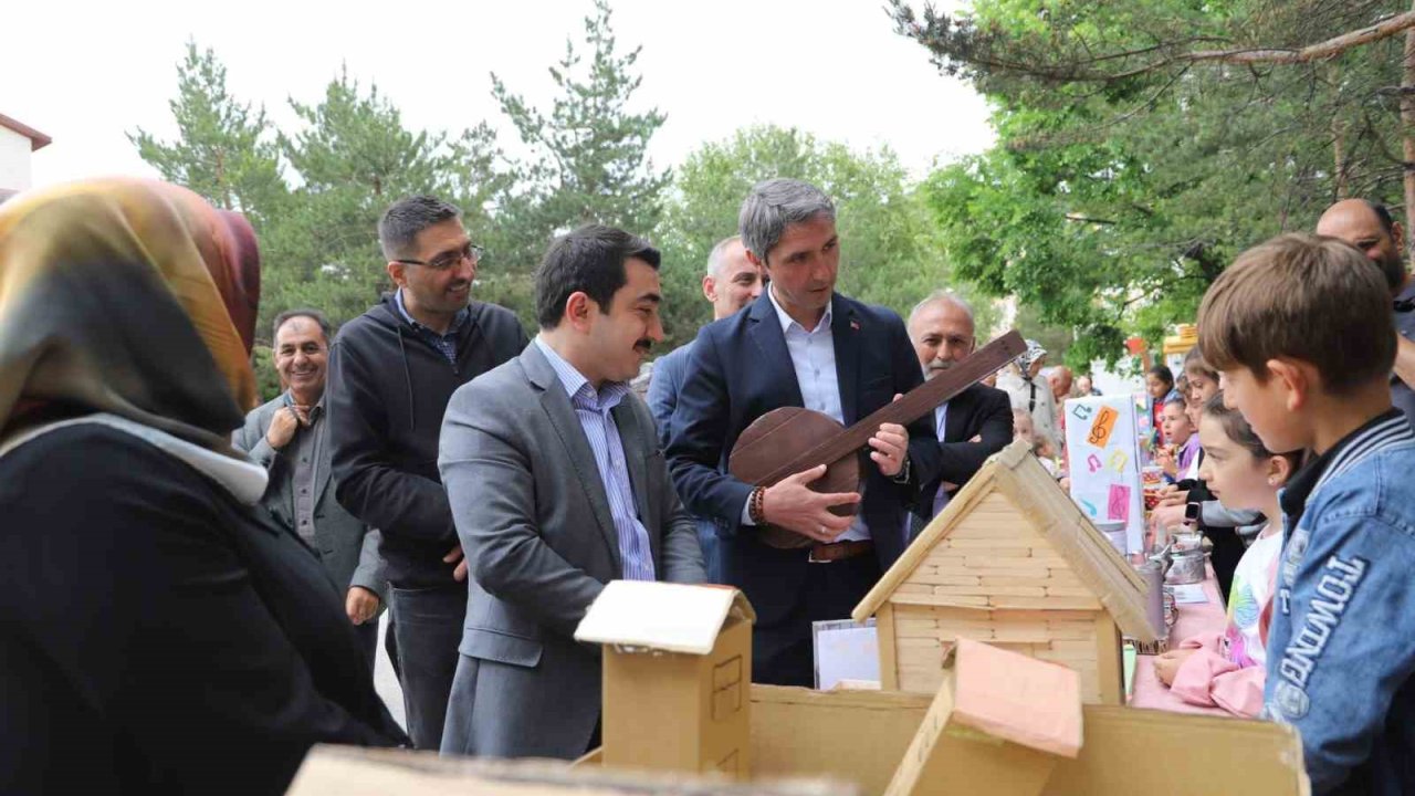 Bayburt’ta Minik Eller Tasarlıyor Sergisi ve Harezmi Dönem Sonu Sergisi açıldı