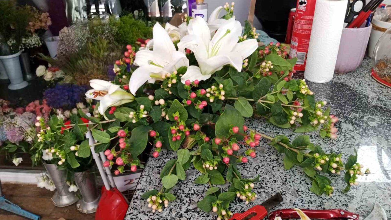 Düğün sezonuyla birlikte çiçekçilerde ‘gelin arabası’ yoğunluğu başladı