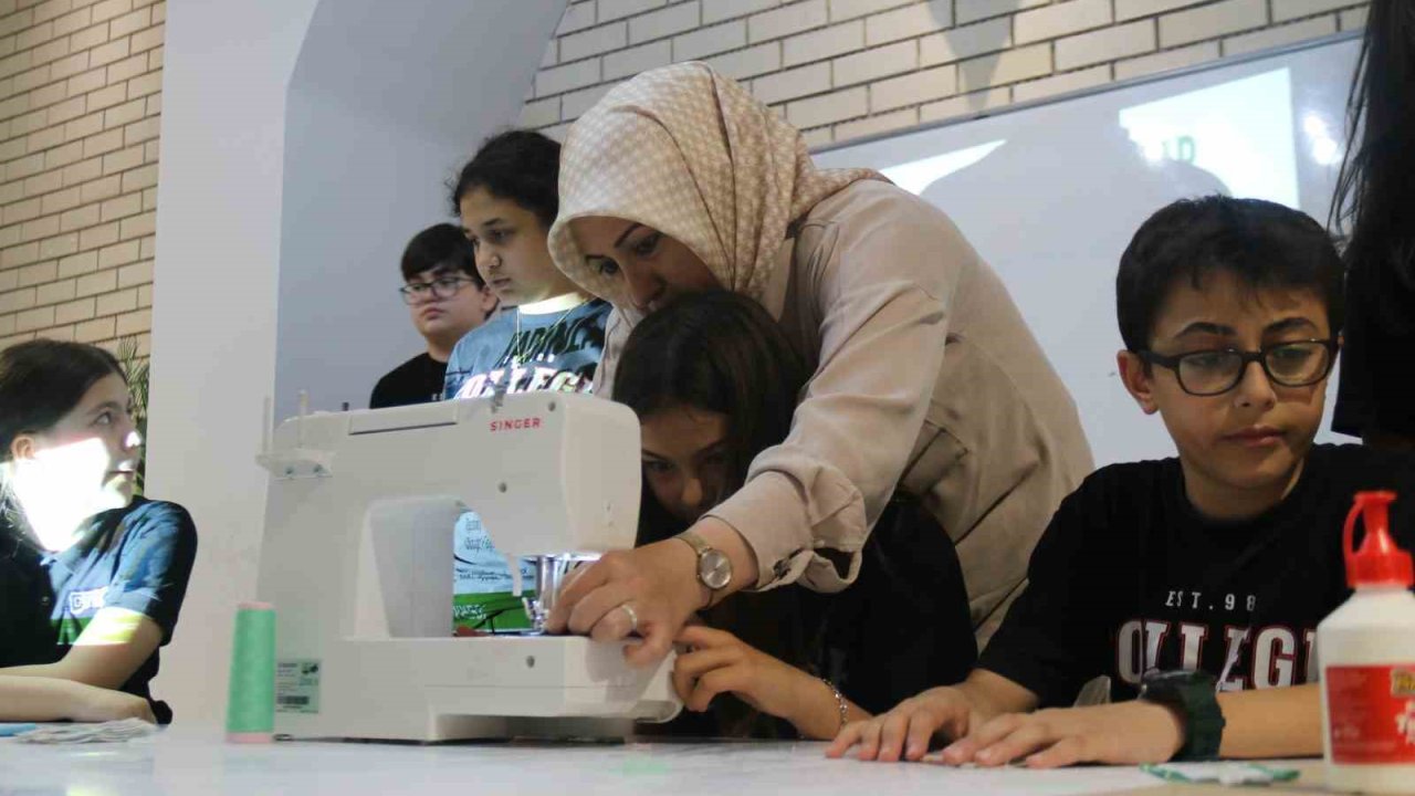 Atık kumaşlardan kitap ayracı üretiyorlar