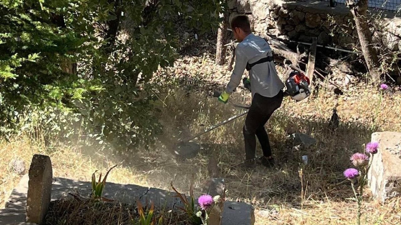 Şırnak’ta bayram öncesi mezarlık temizliği