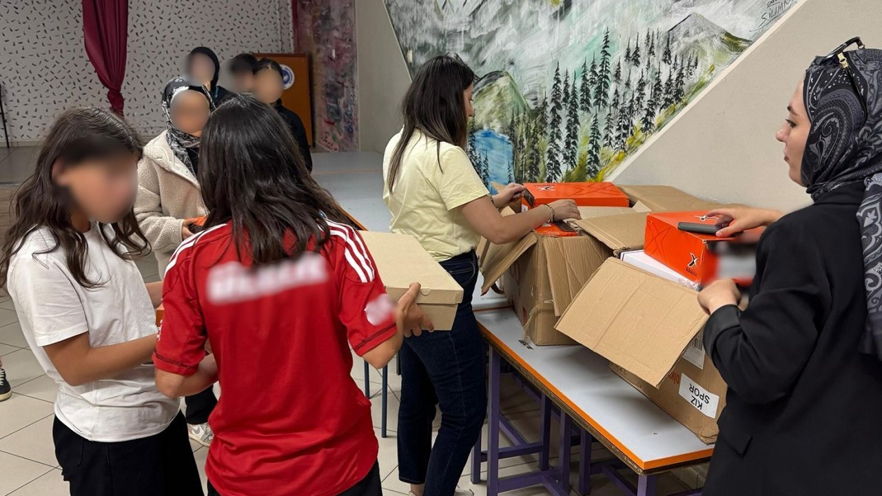 Bayburt’ta ihtiyaç sahibi ailelerin çocuklarına giyim yardımı yapıldı