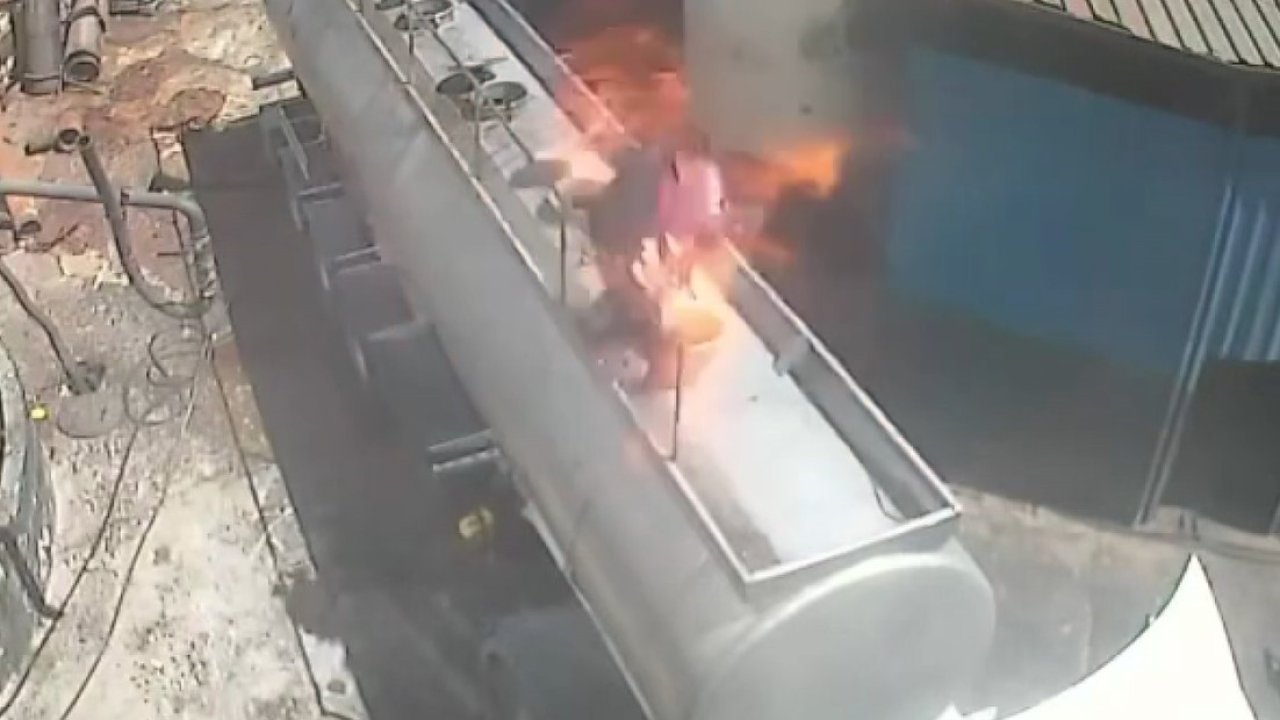 Ağzında sigara ile açtığı tanker kapağı bomba gibi patladı: O anlar saniye saniye kamerada