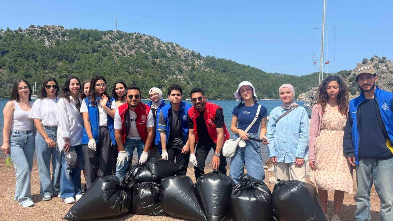 Muğla’da gönüllü gençler sahil temizliği yaptı