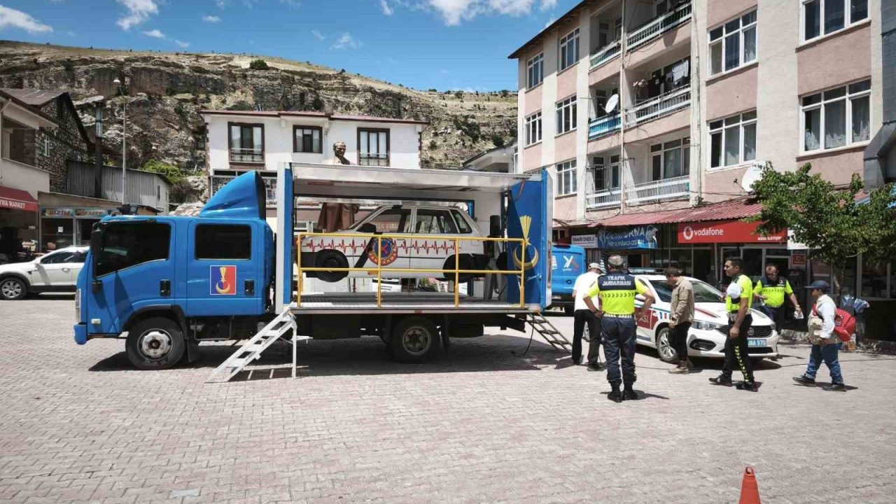 Çemişgezek’te emniyet kemeri simülasyon tırı farkındalık oluşturdu