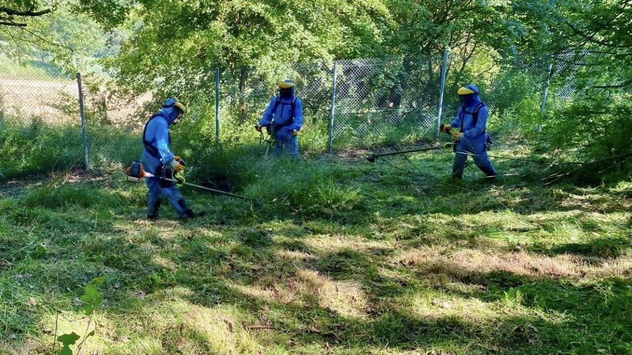 Körfez’de mezarlıkları bayrama hazır