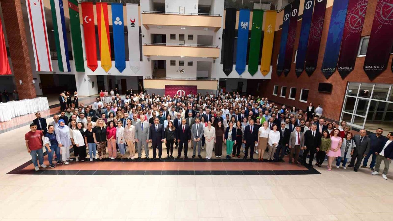 Anadolu Üniversitesi bayramlaşma töreninde bir araya geldi