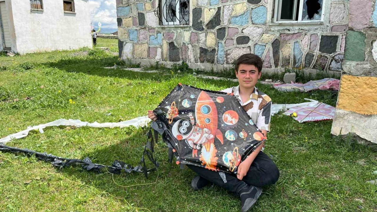 Kars’ta öğrenciler düşe kalka uçurtma uçurdu