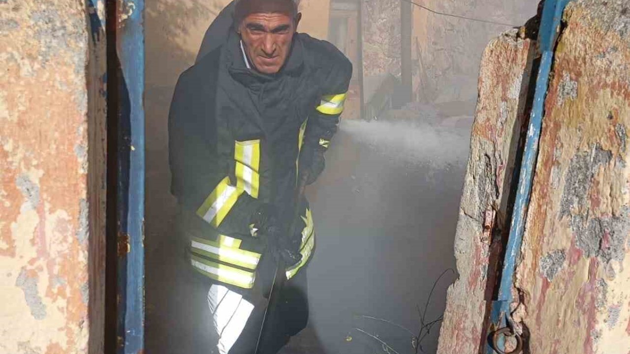 Kars’ta çatı yangını söndürüldü