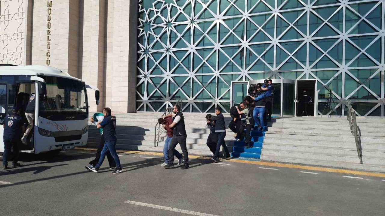 Kars polisi yüzlerce kişiyi dolandıran çeteyi çökertti