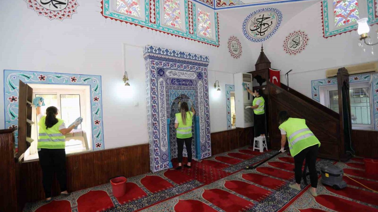 Büyükşehir Belediyesinden Camilerde Bayram temizliği