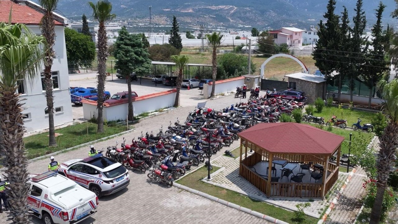 Kaş’ta motosikletlere yönelik huzur ve güven uygulamasında 145 araç trafikten men edildi
