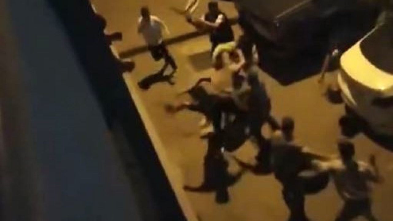 Bayrampaşa’da sandalyelerle birbirlerine öldüresiye saldırdılar: O anlar kamerada