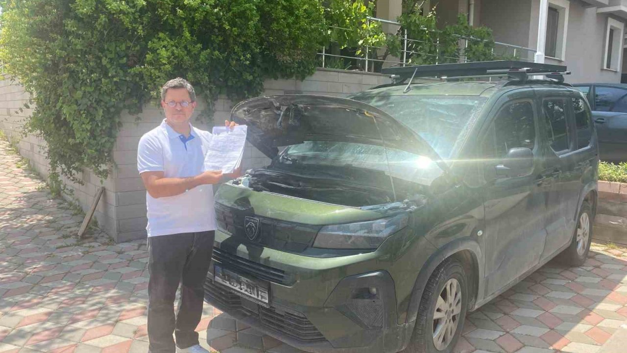Yeni aldığı Peugeot marka arabası önce 4 kere servise girdi sonra otoparkta alev aldı