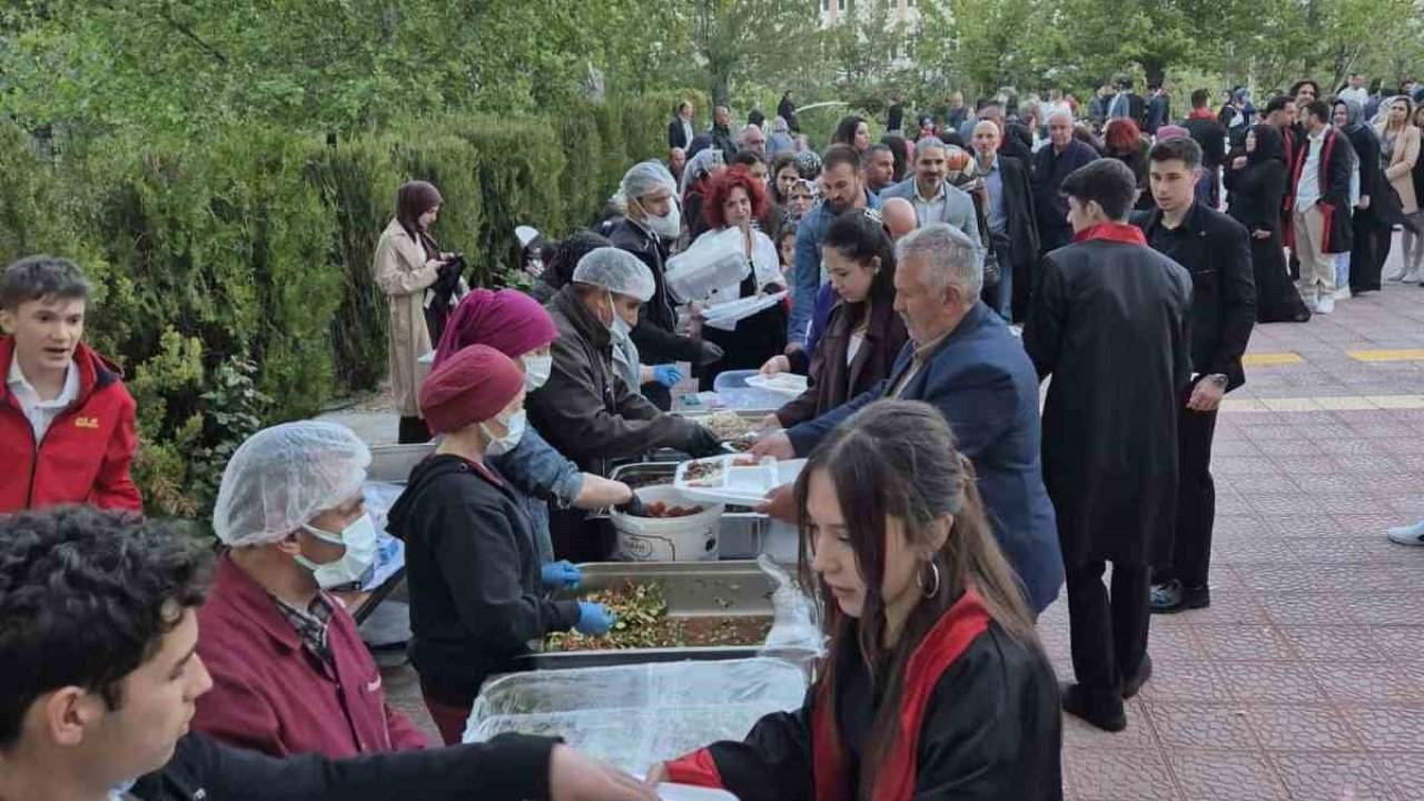 Yunus Emre Anadolu Lisesi, mezunlarını görkemli bir törenle uğurladı