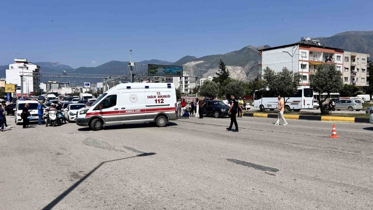 Hatay’da yolun karşısına geçmeye çalışan yaşlı kadına otomobil çarptı
